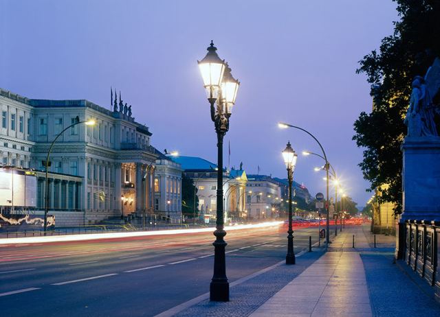 Kronprinzenpalais und Deutsche Staatsoper, Unter den Linden, Berlin, Deutschland