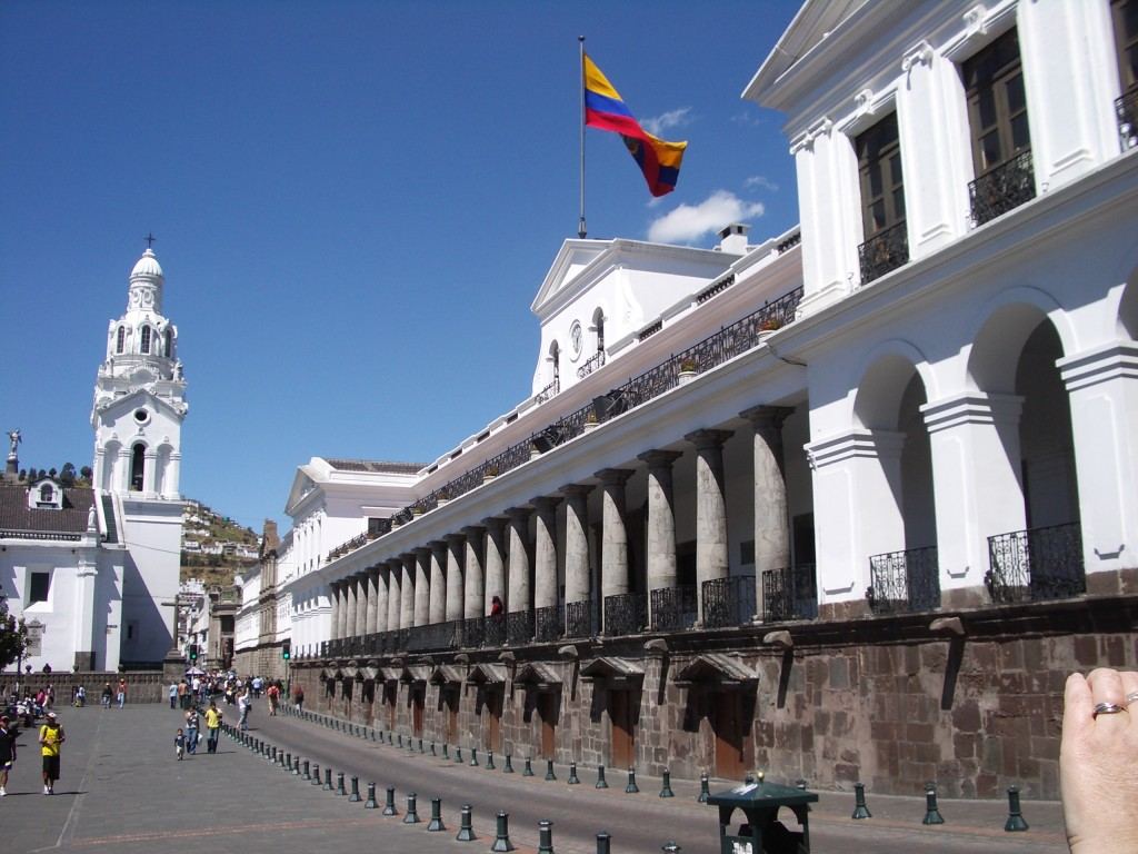 Bandera_do_Ecuador_em_Quito