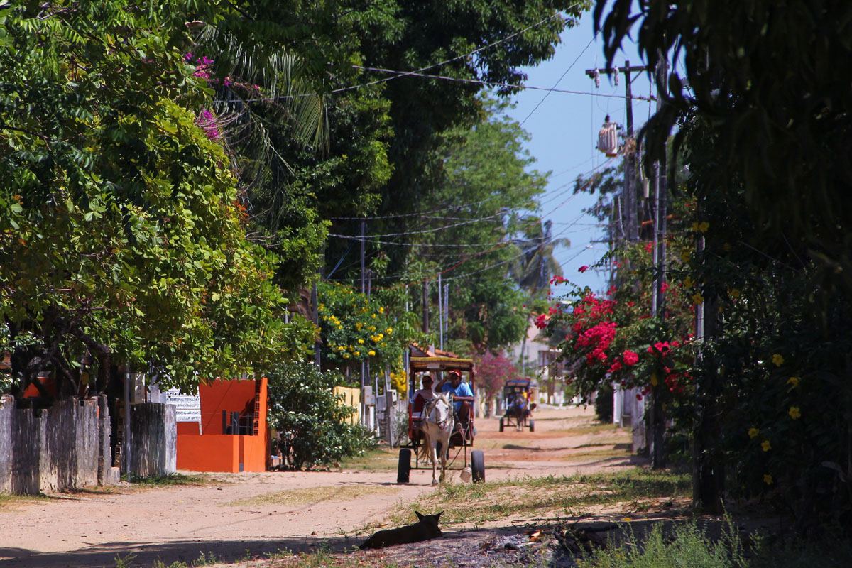 As ruas da vila são todas pé na areia. Foto: Gustavo Albano